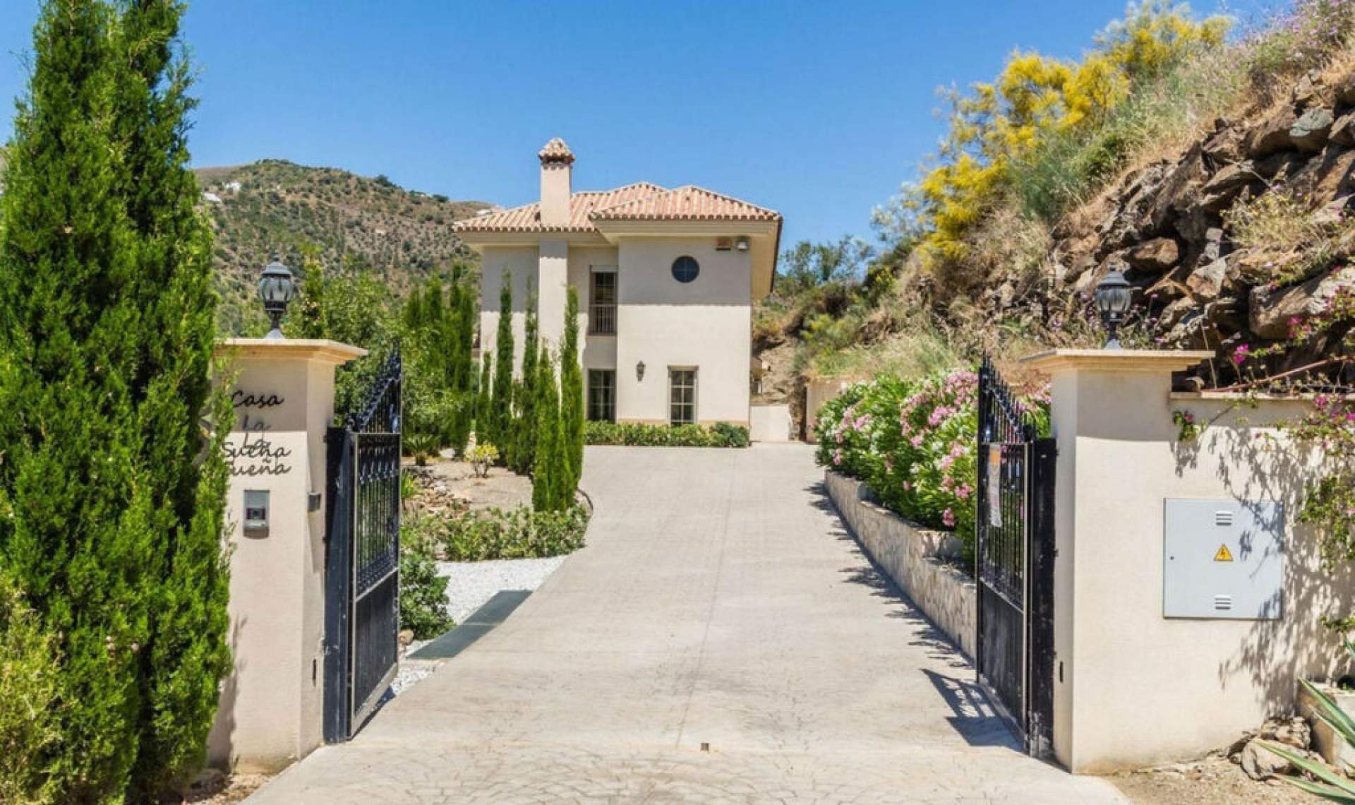 Resale - House -
Arenas