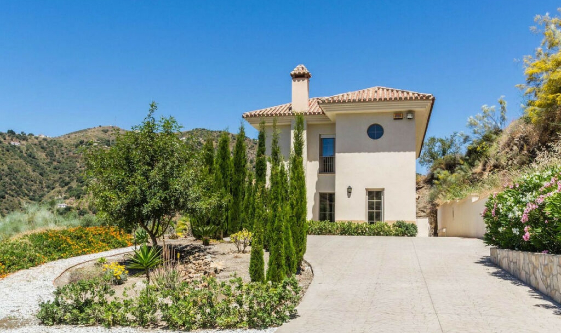 Resale - House -
Arenas