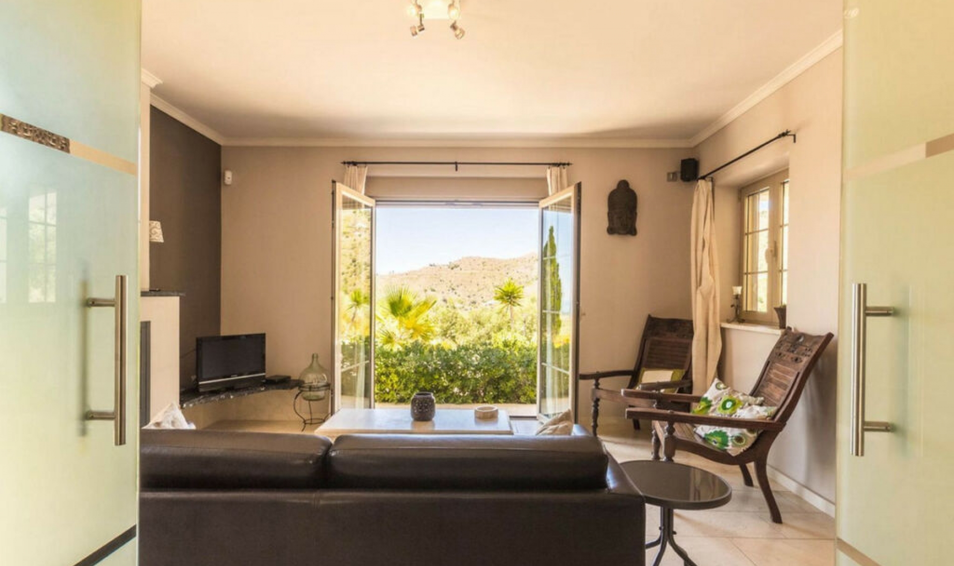Resale - House -
Arenas