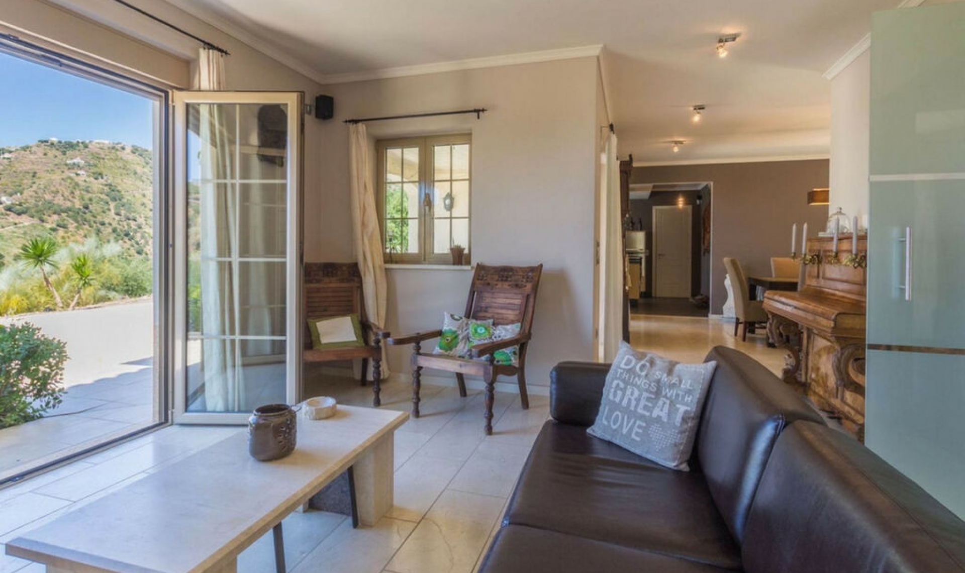 Resale - House -
Arenas