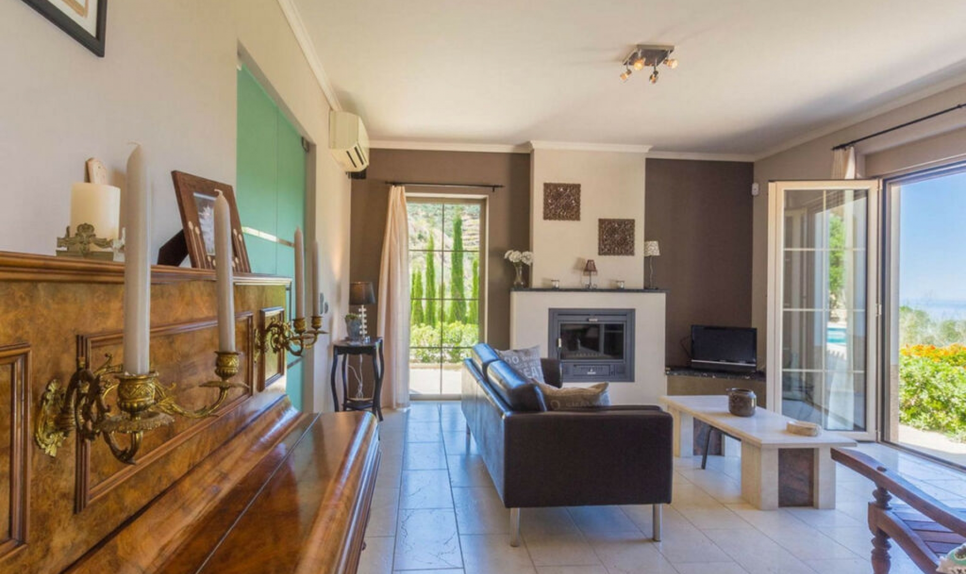 Resale - House -
Arenas