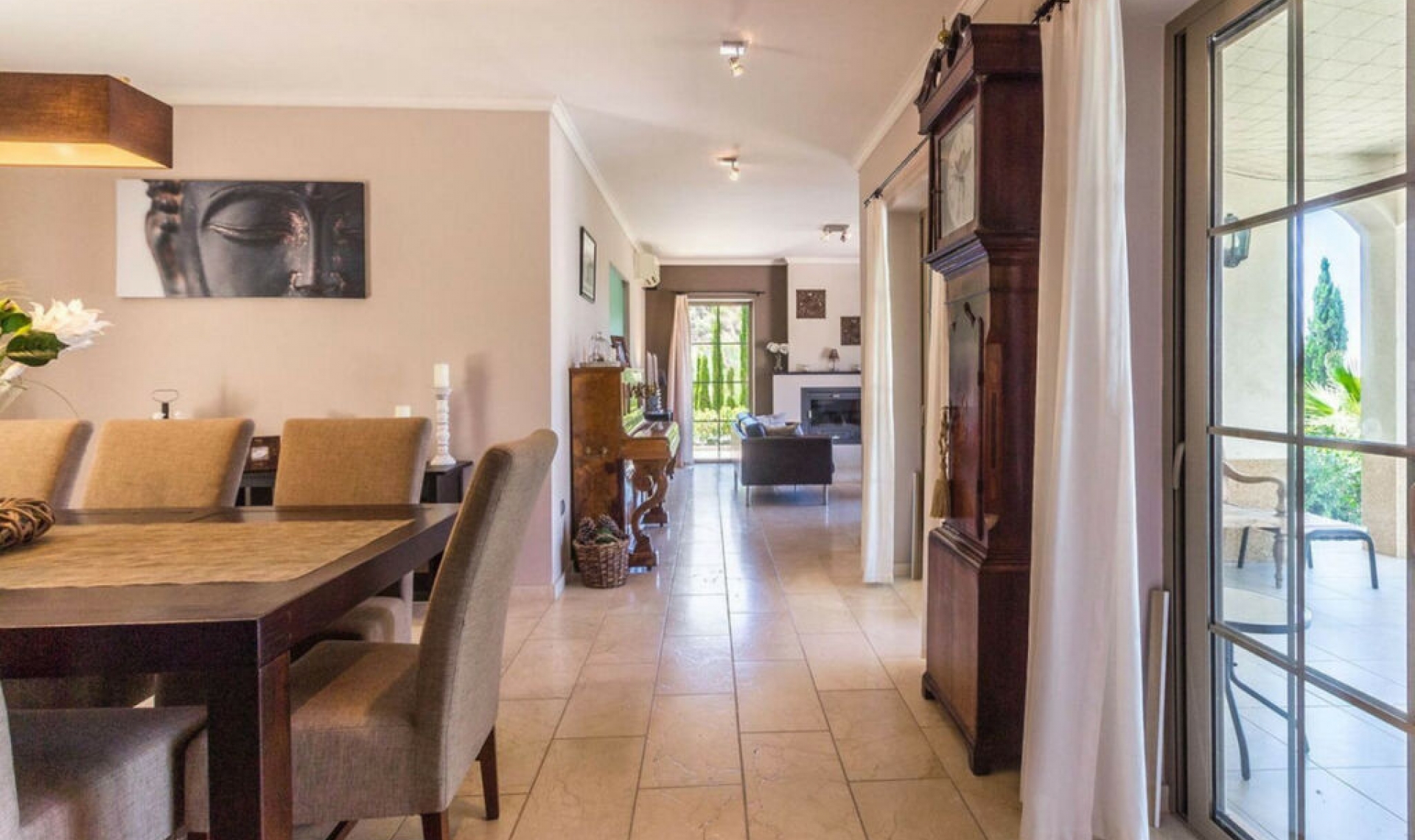 Resale - House -
Arenas