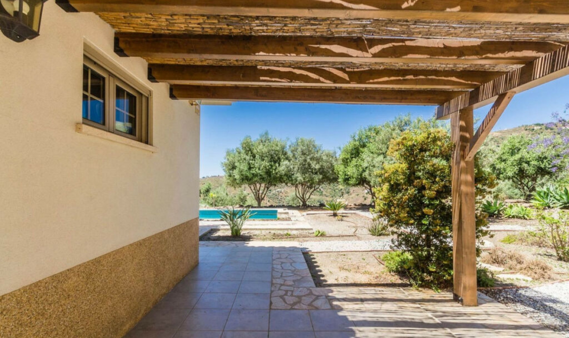 Resale - House -
Arenas