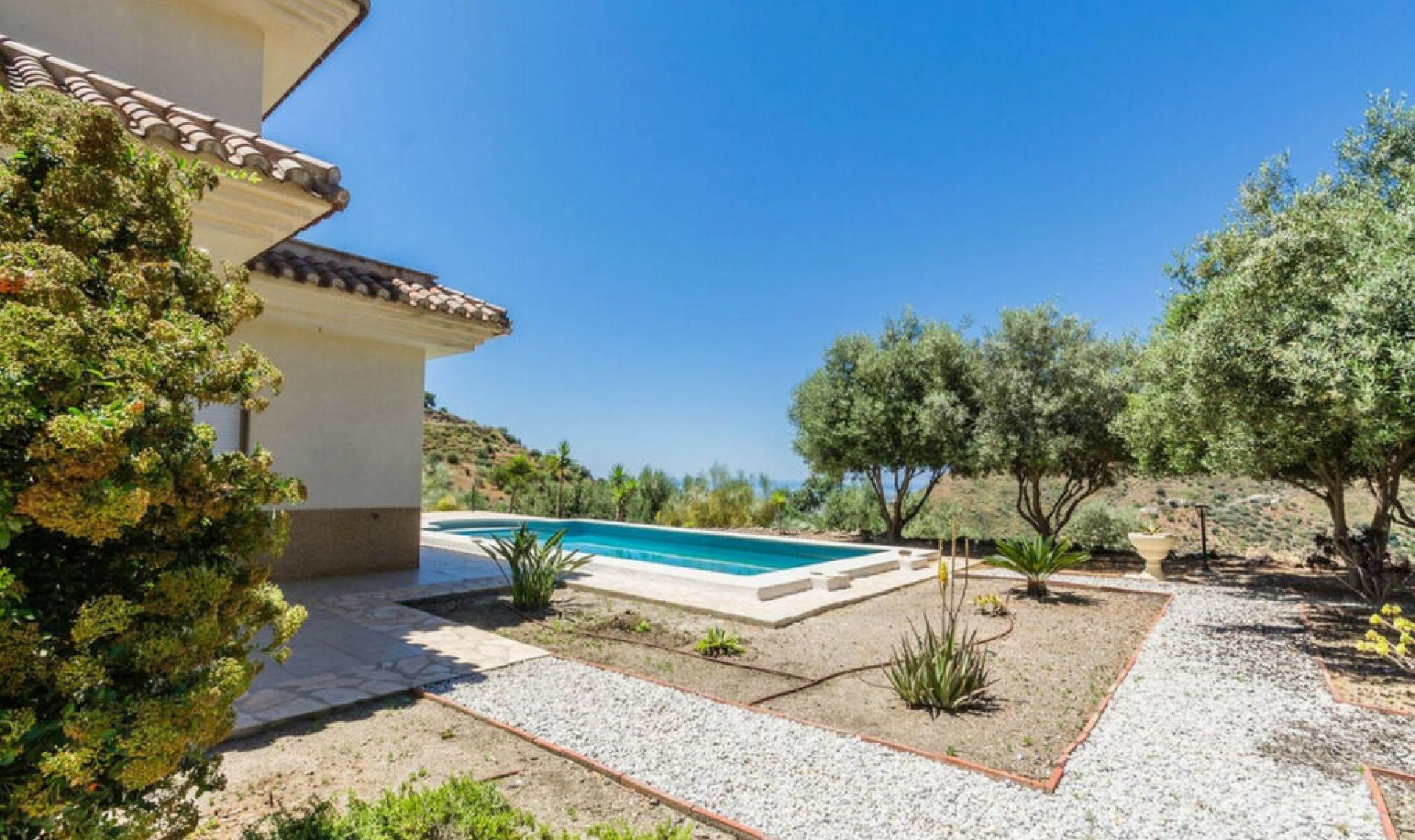 Resale - House -
Arenas