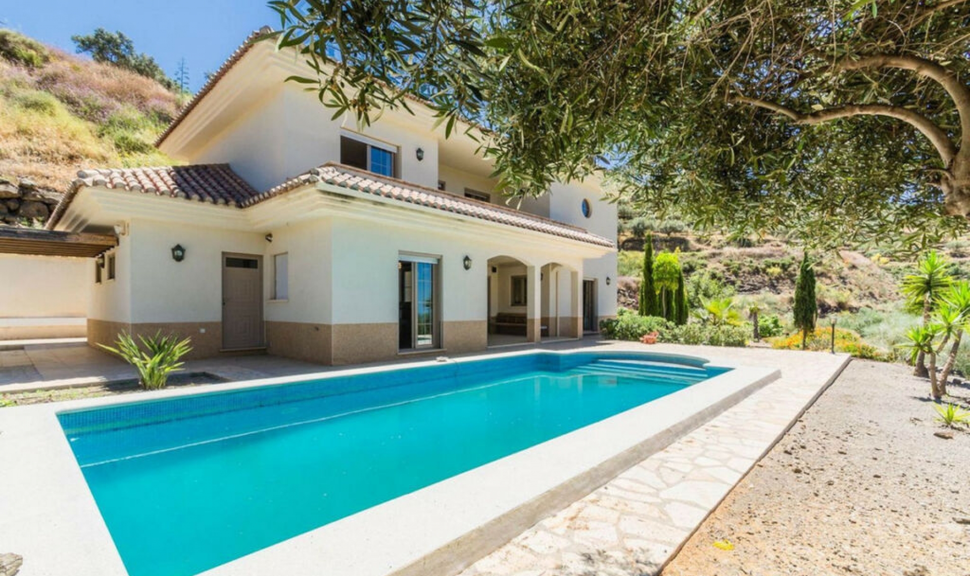 Resale - House -
Arenas