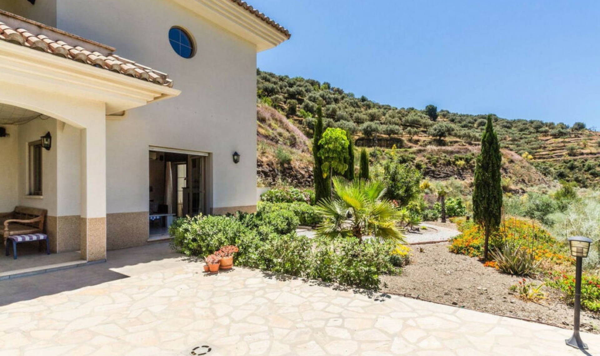 Resale - House -
Arenas