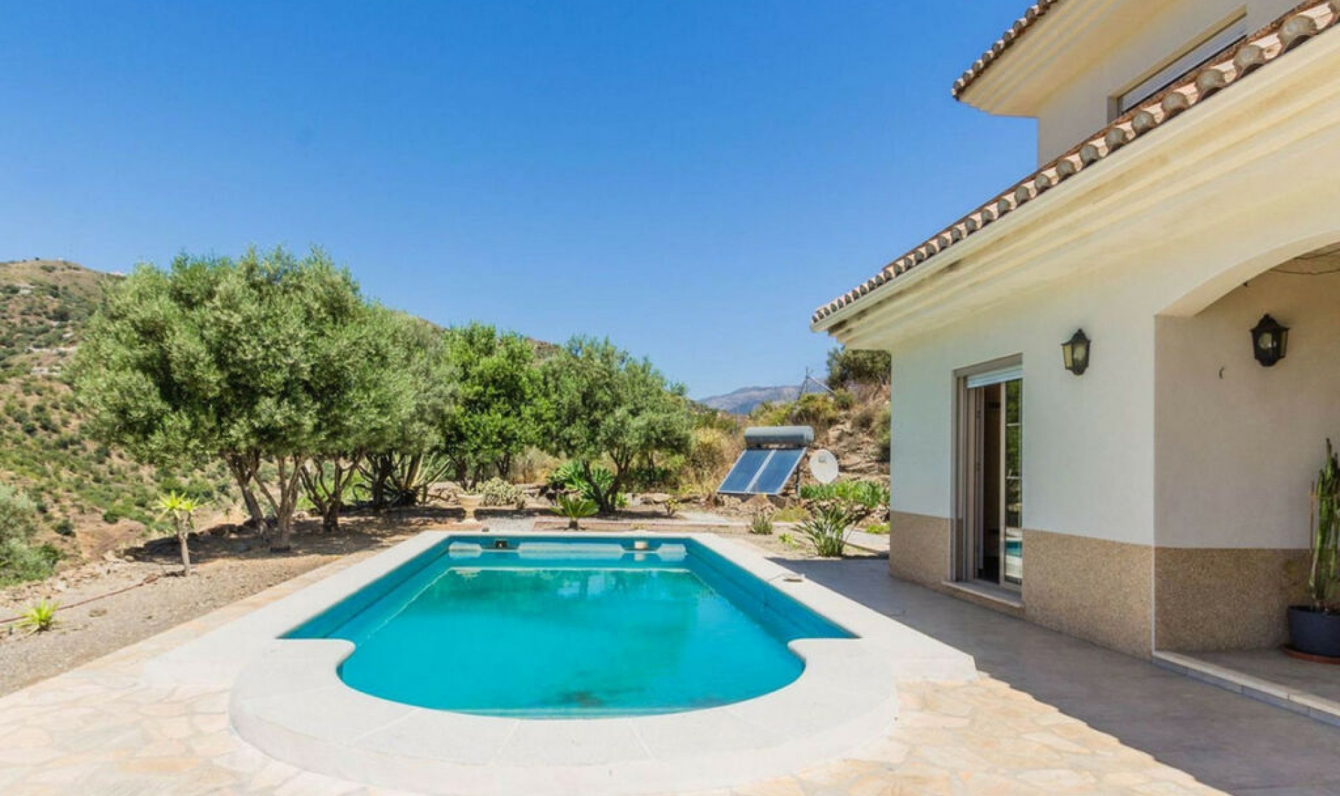 Resale - House -
Arenas