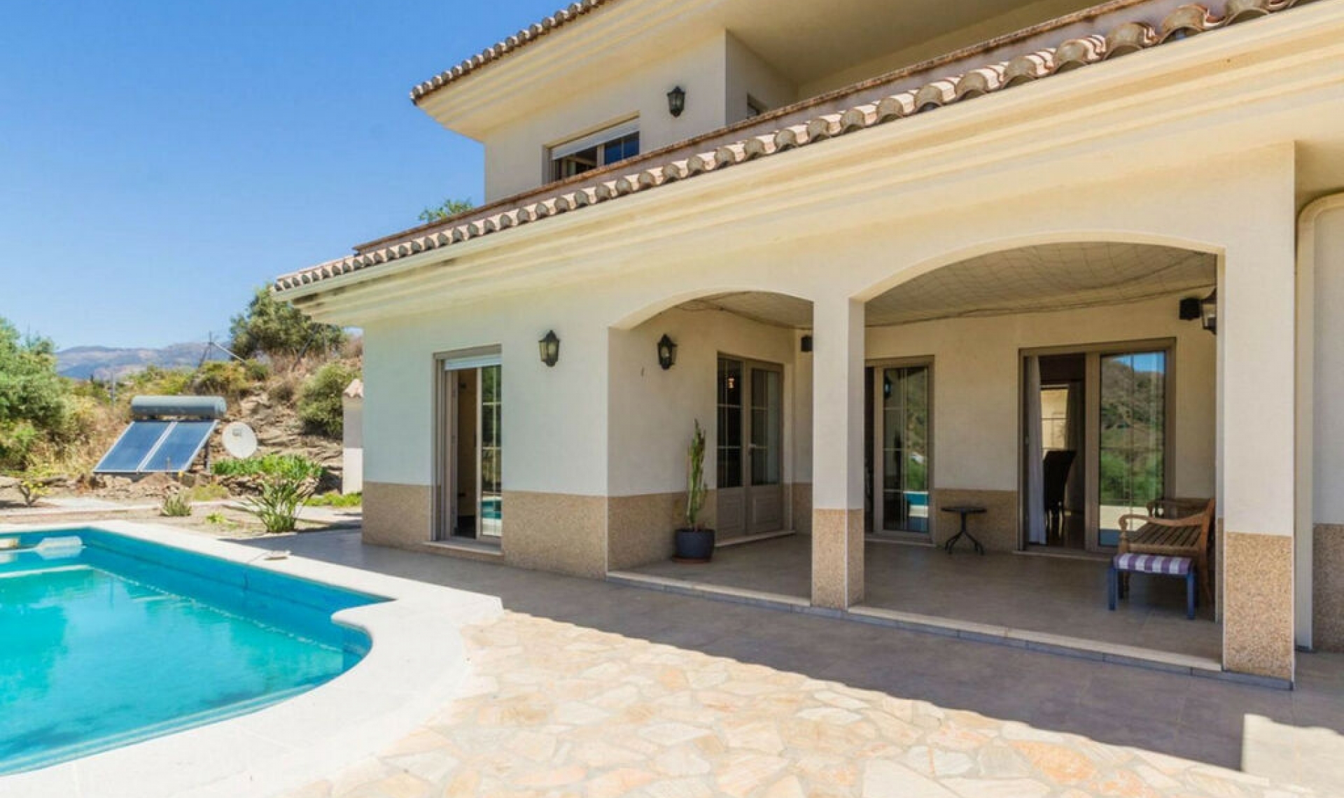 Resale - House -
Arenas