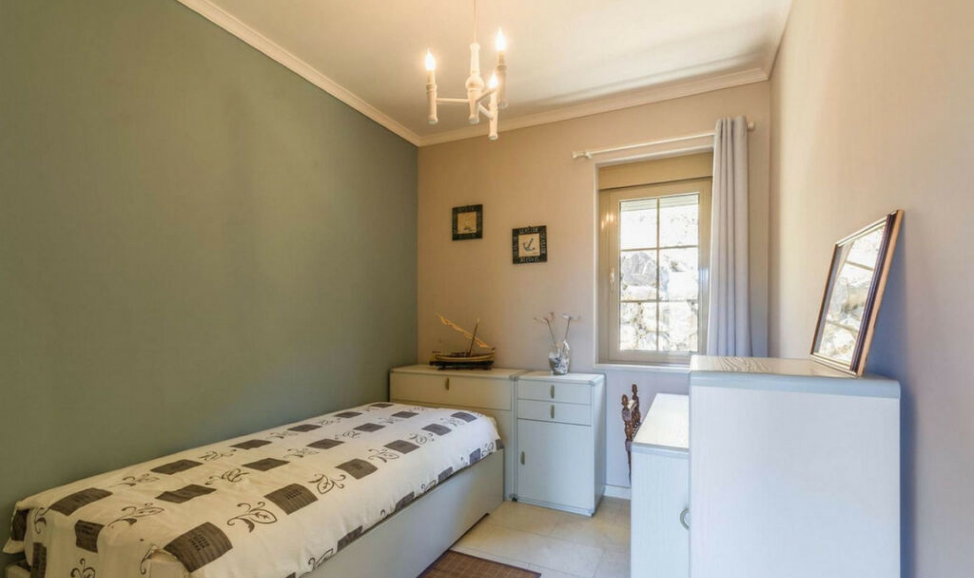 Resale - House -
Arenas