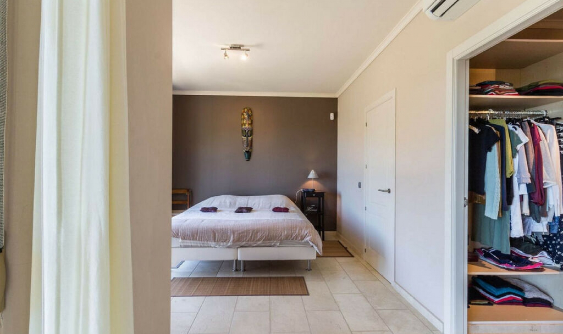 Resale - House -
Arenas