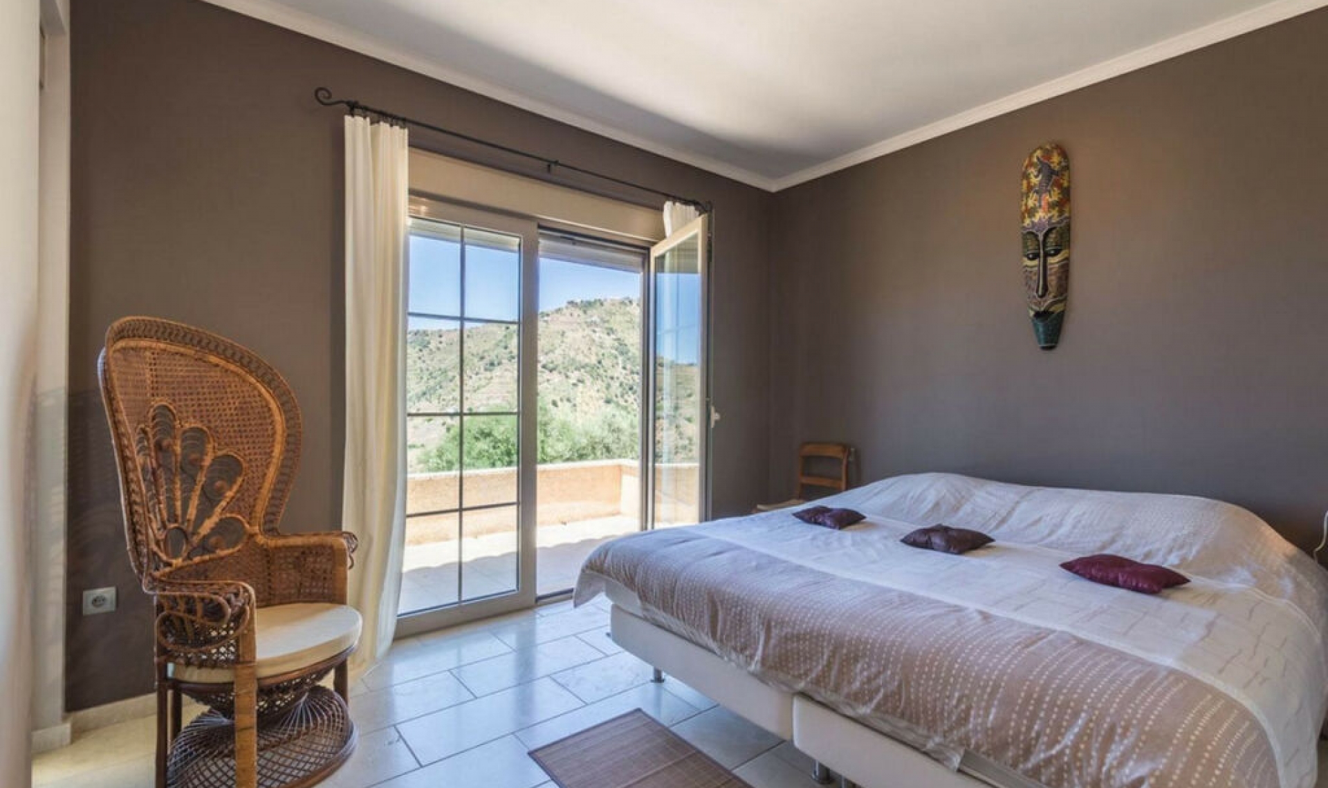 Resale - House -
Arenas