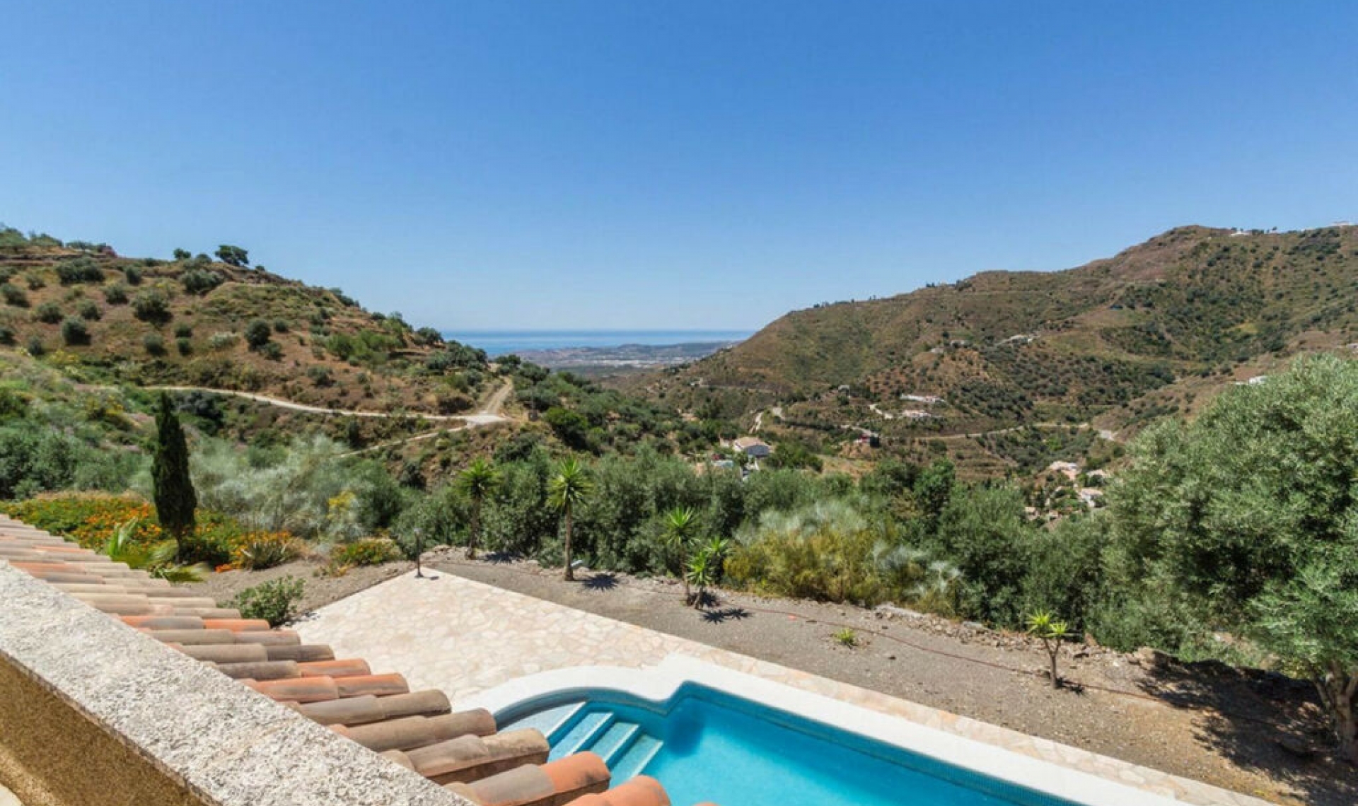 Resale - House -
Arenas