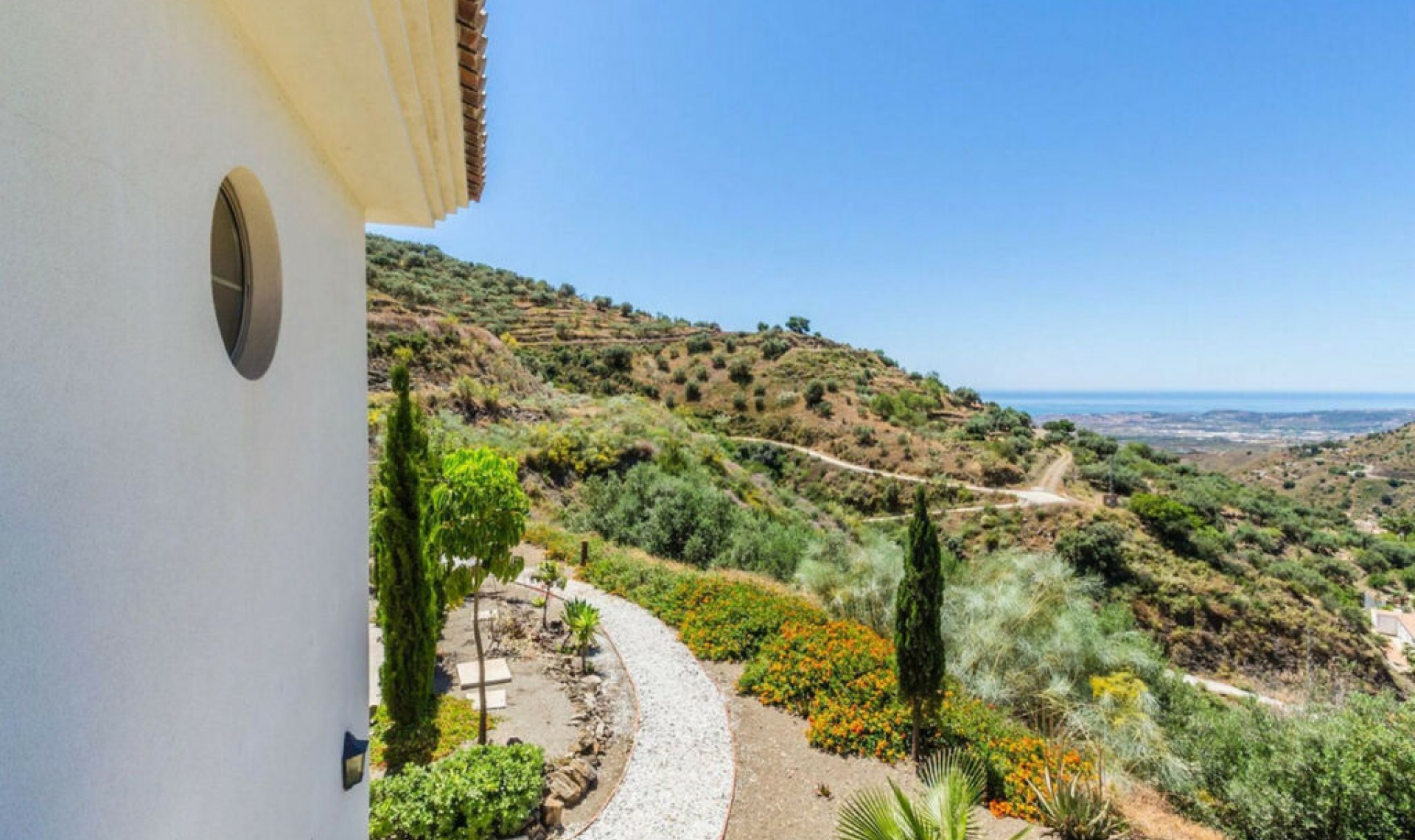 Resale - House -
Arenas