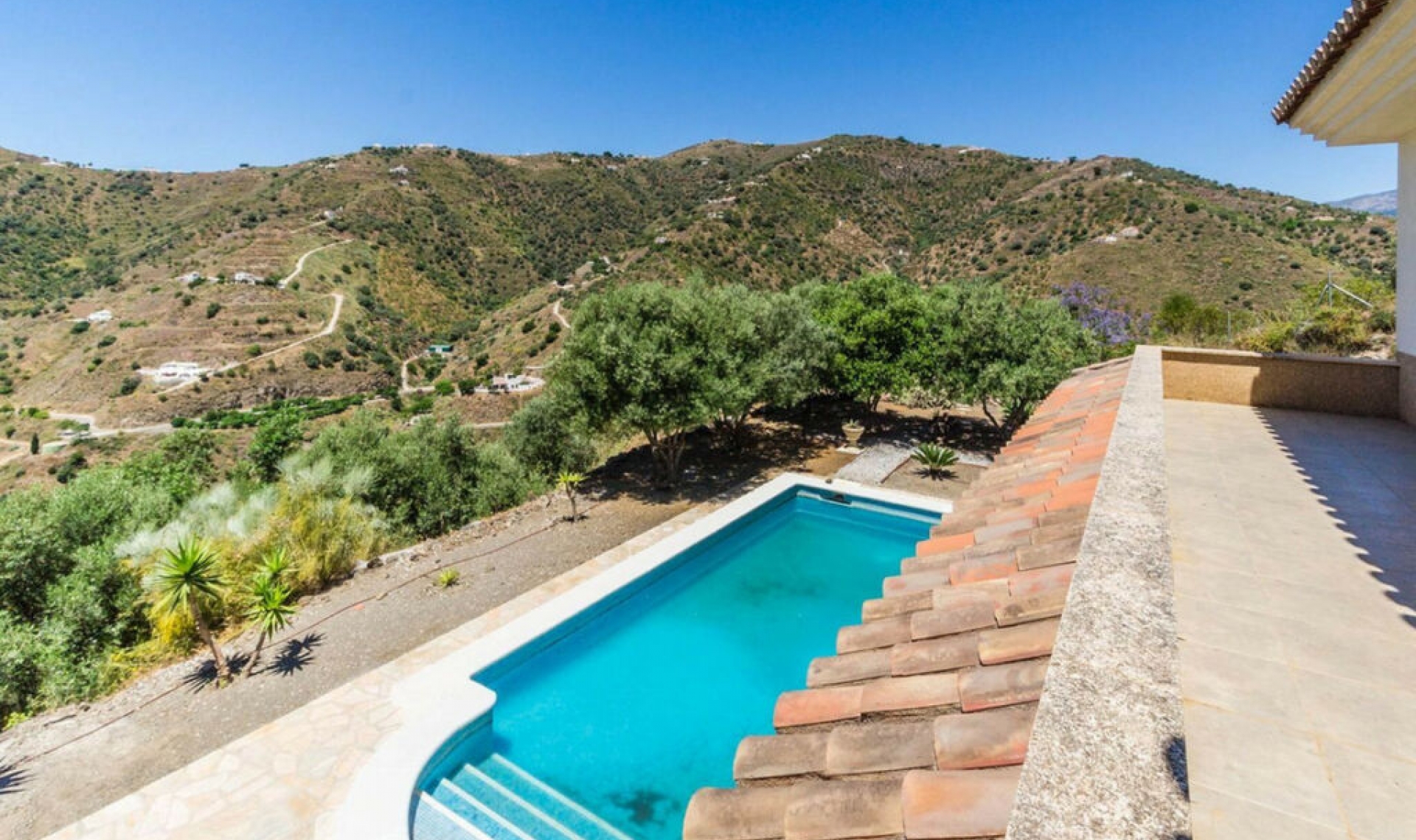 Resale - House -
Arenas