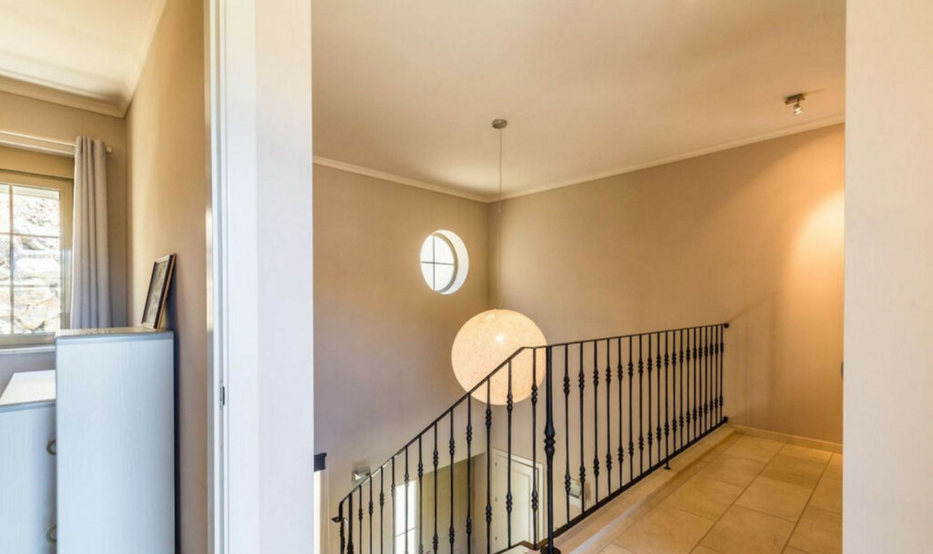 Resale - House -
Arenas