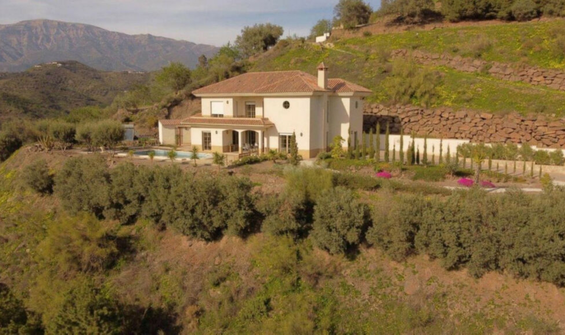 Resale - House -
Arenas