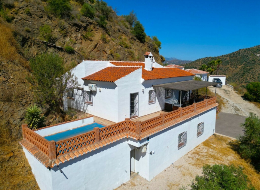 Resale - House -
Arenas