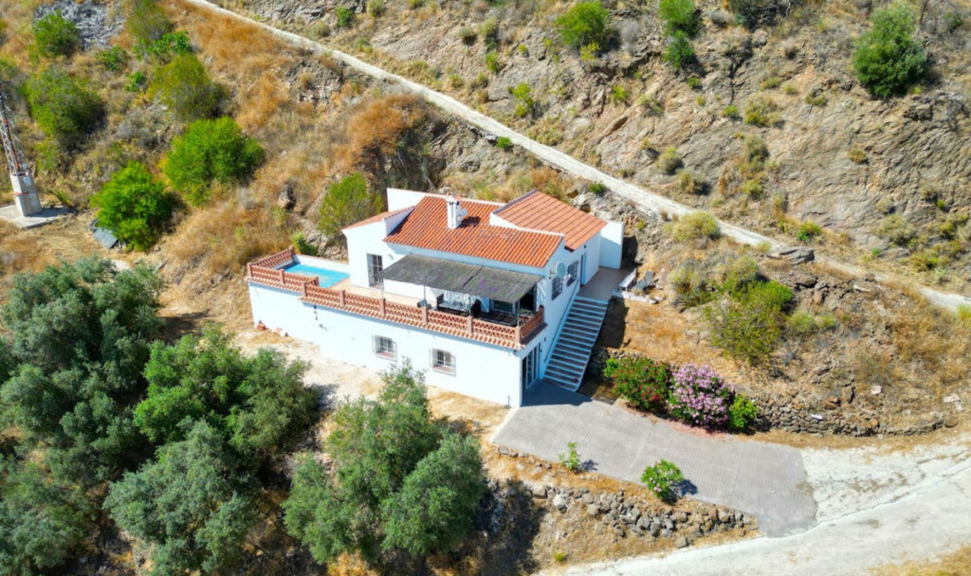 Resale - House -
Arenas