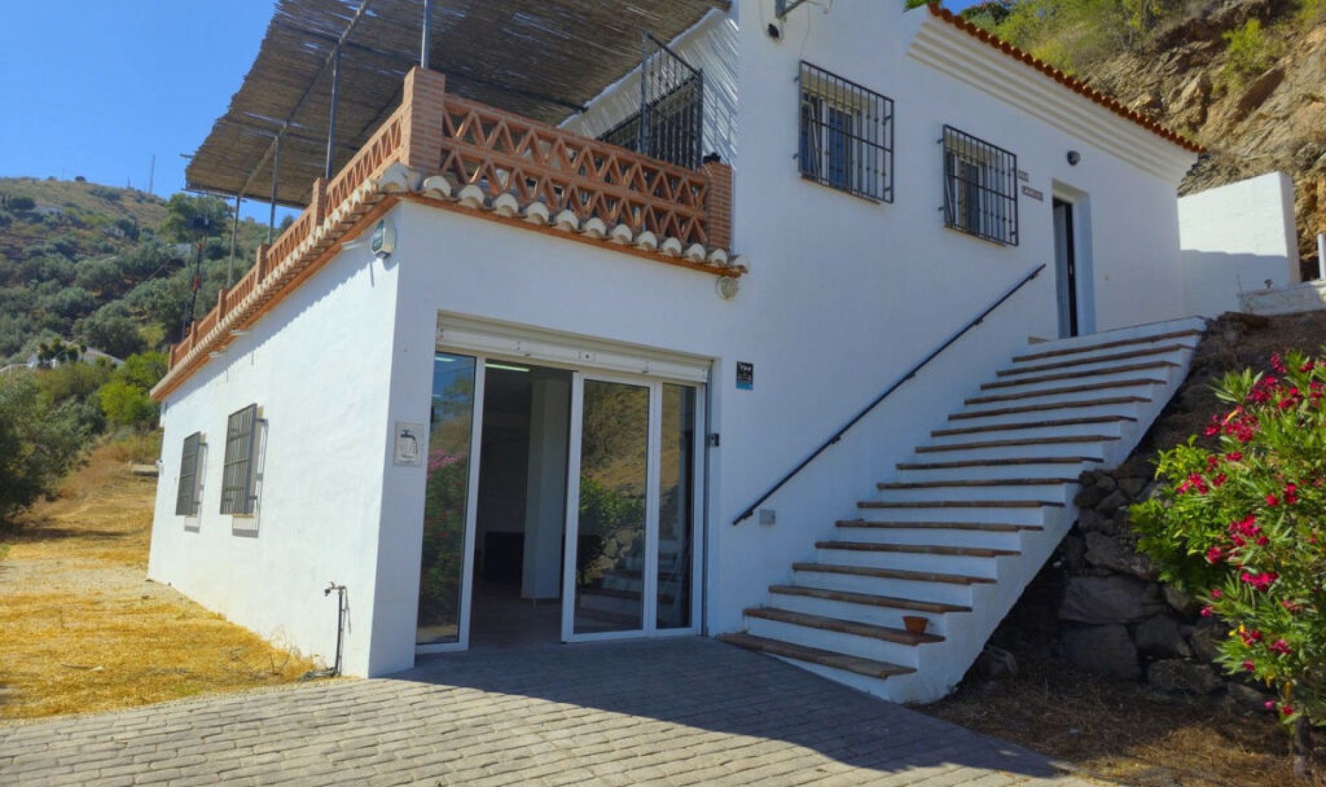 Resale - House -
Arenas