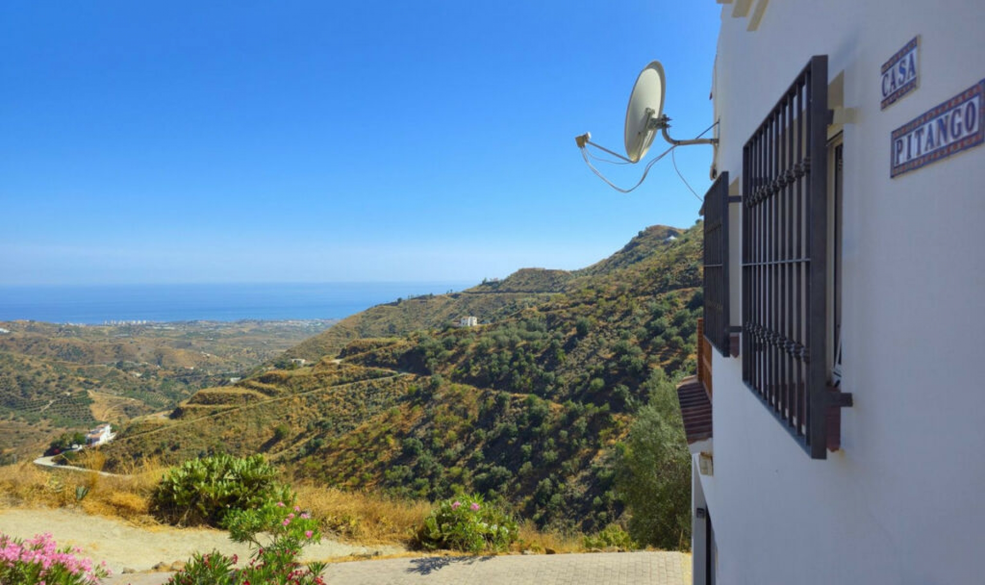 Resale - House -
Arenas