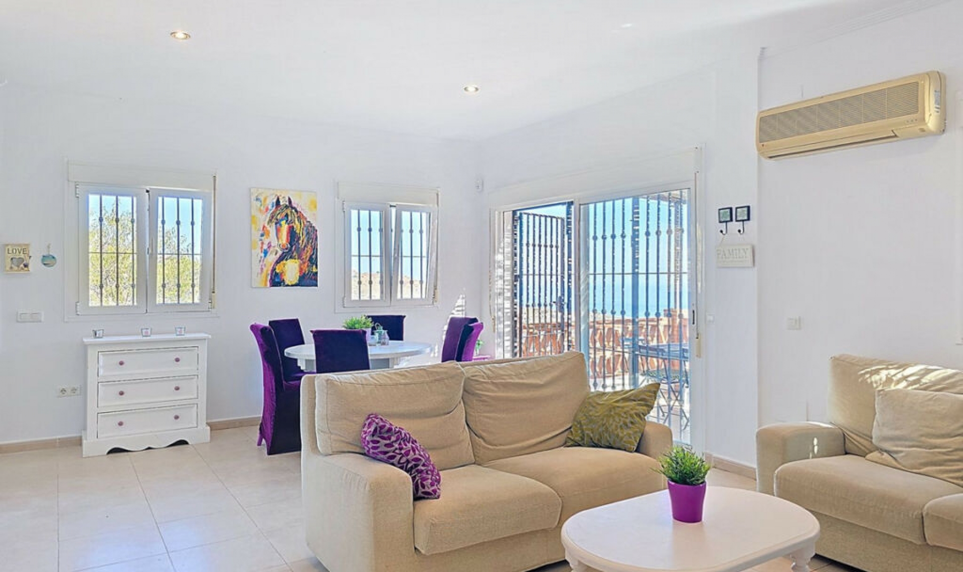 Resale - House -
Arenas