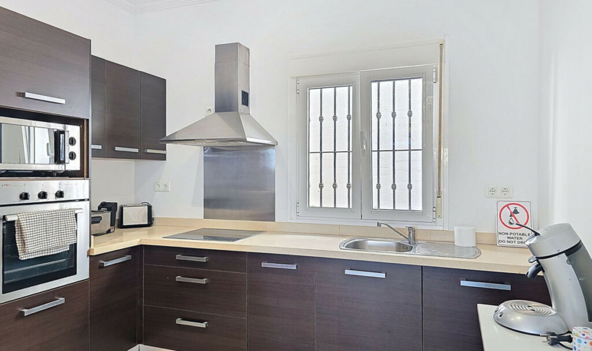 Resale - House -
Arenas