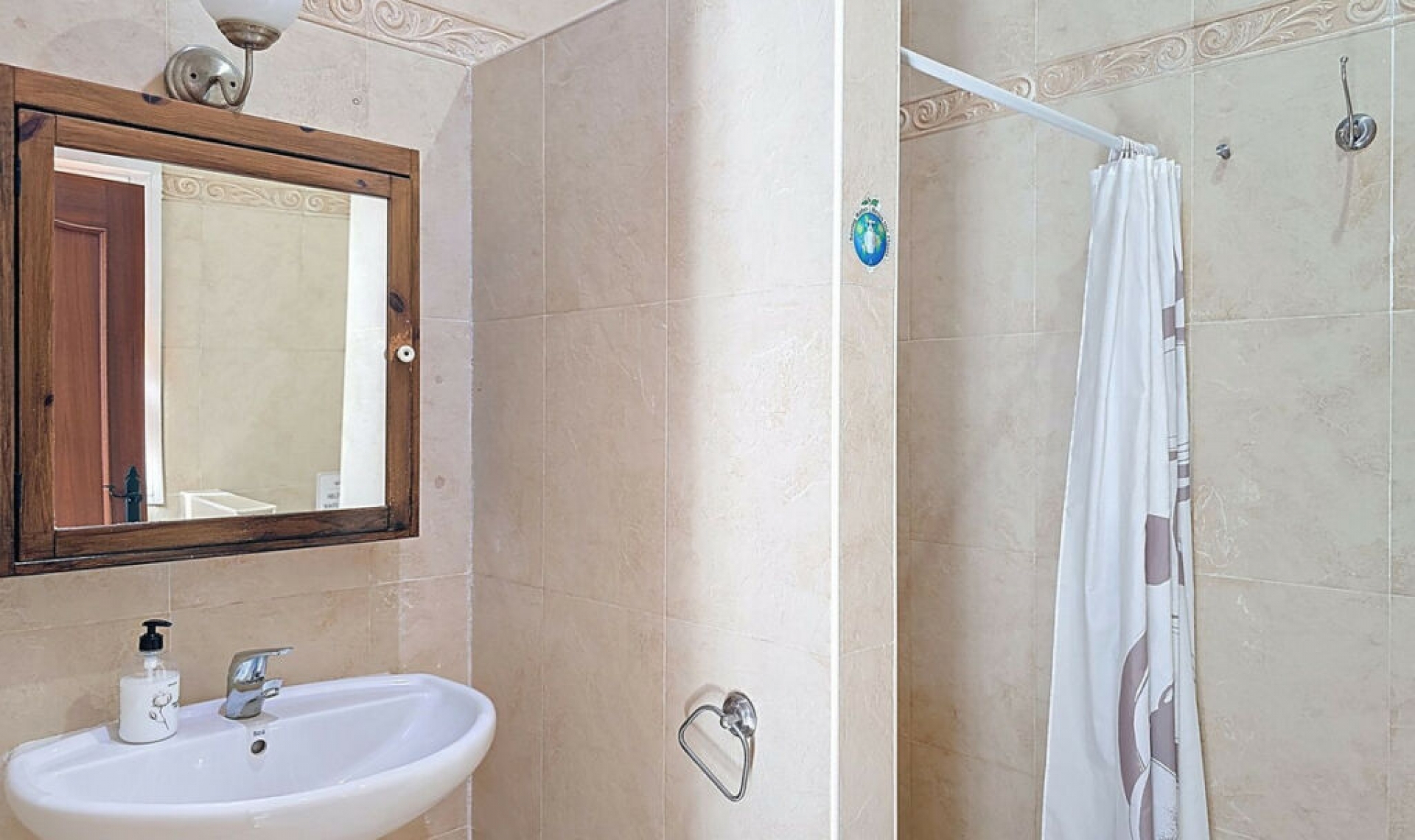 Resale - House -
Arenas