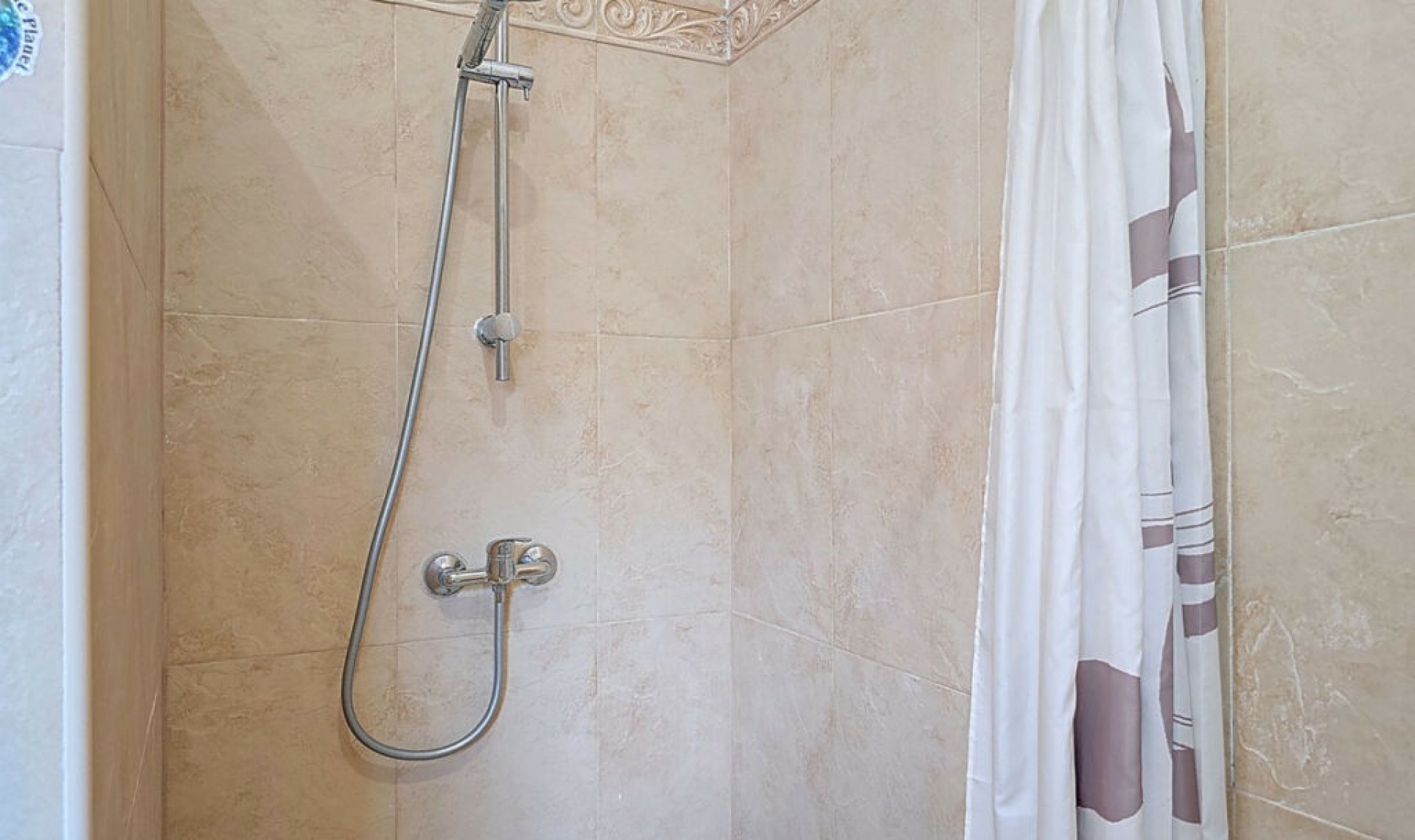 Resale - House -
Arenas