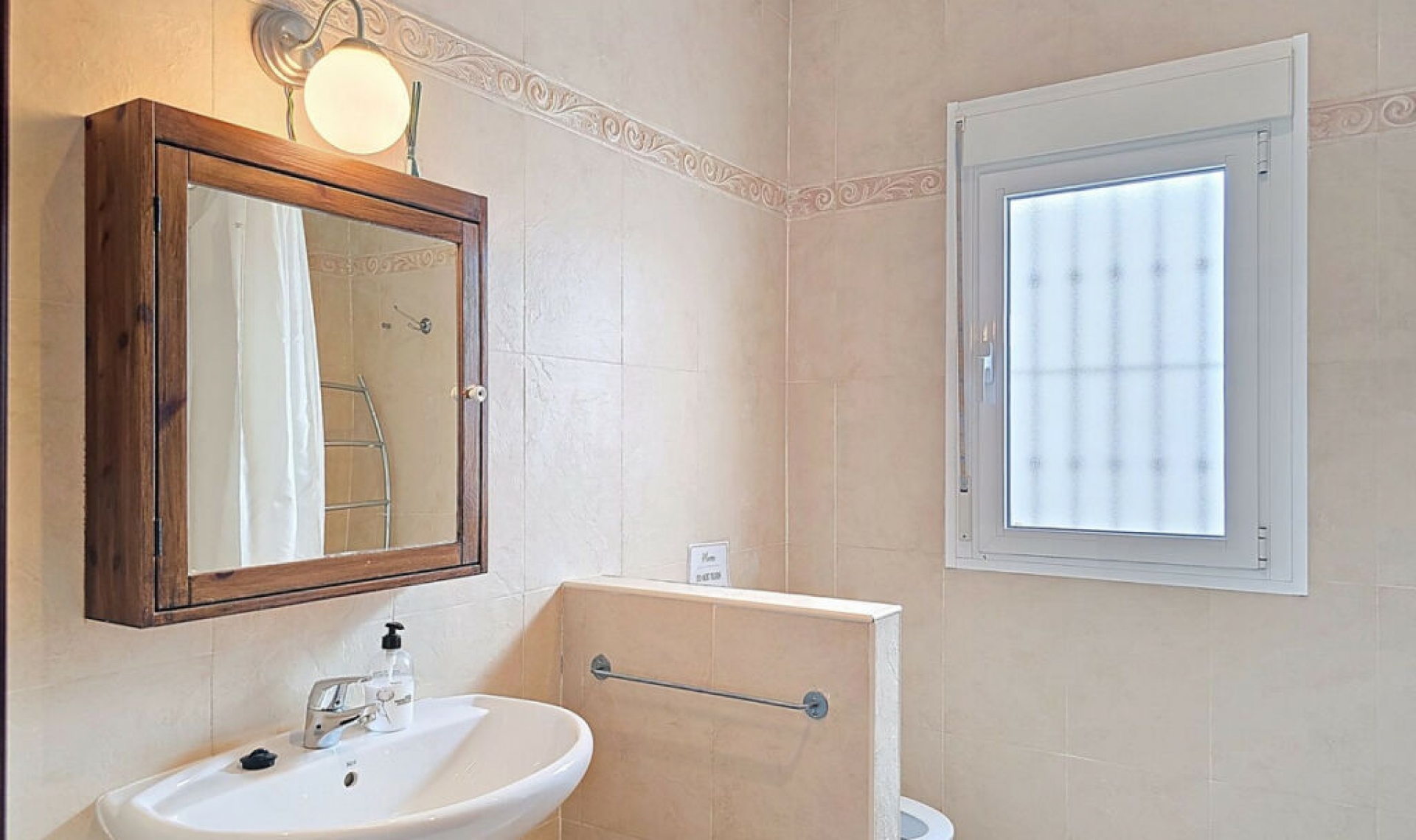 Resale - House -
Arenas