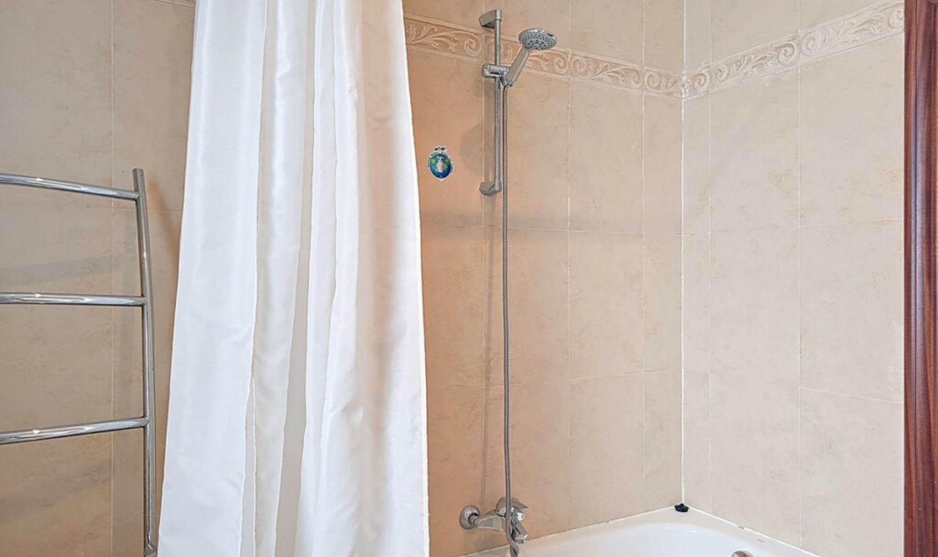 Resale - House -
Arenas