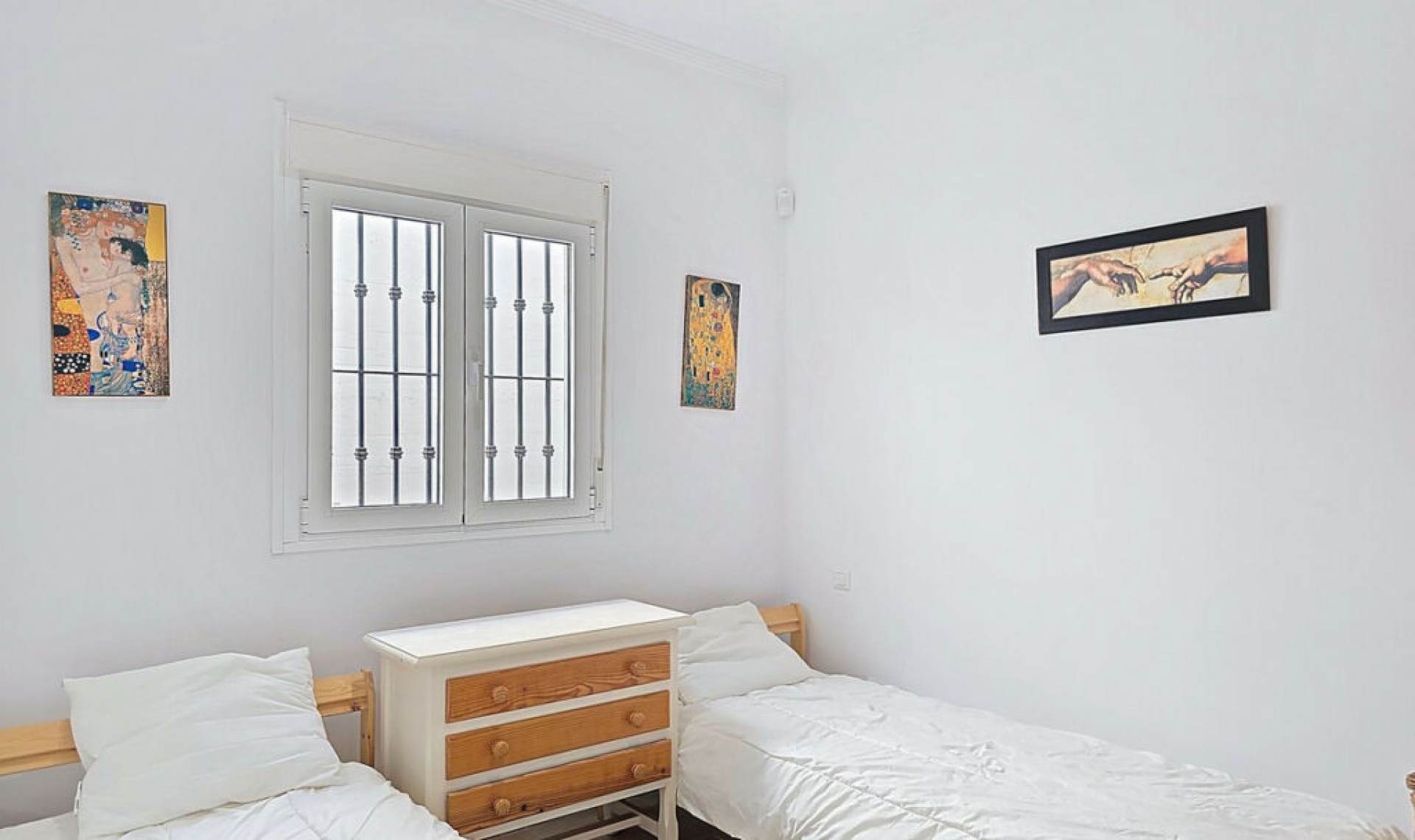 Resale - House -
Arenas