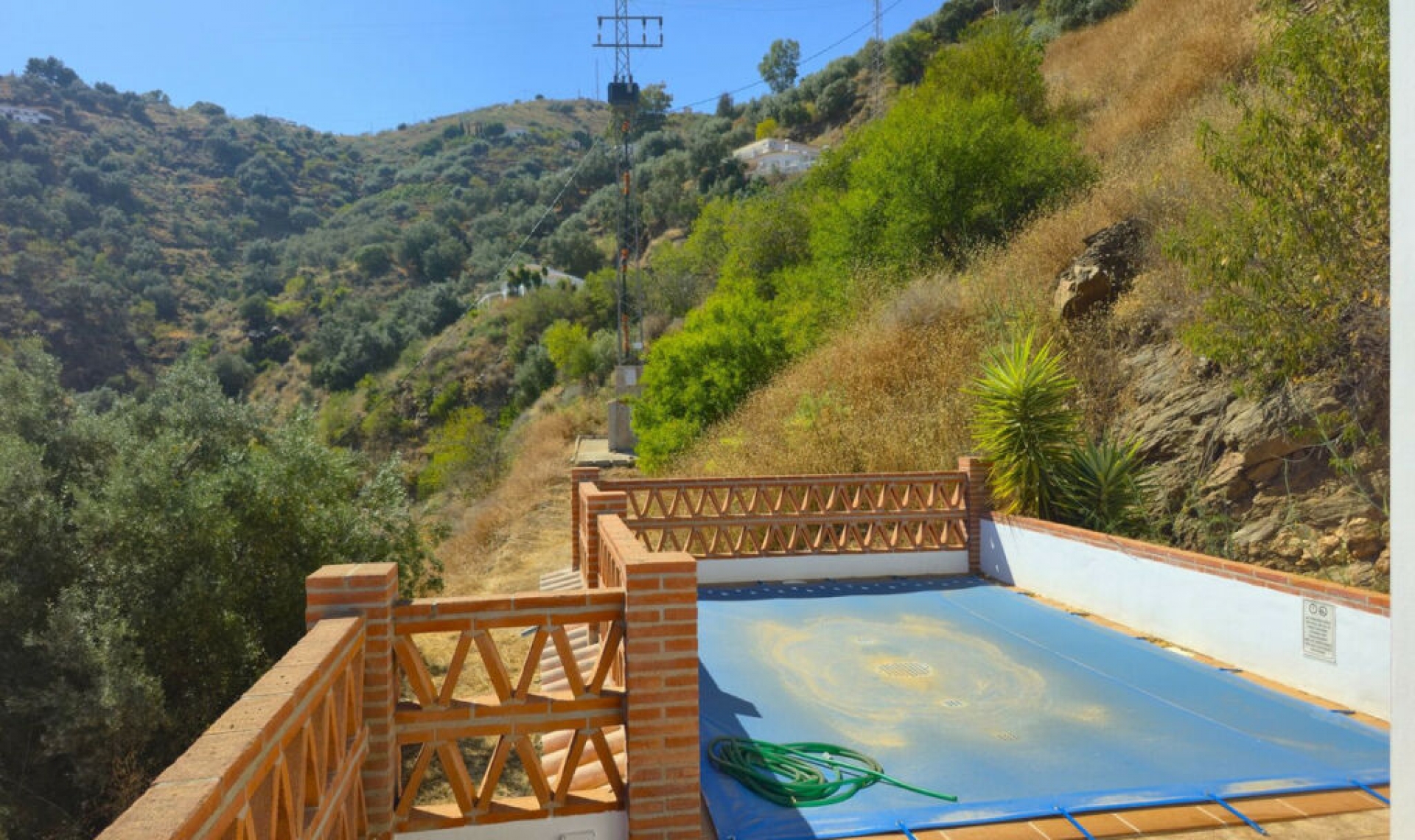 Resale - House -
Arenas