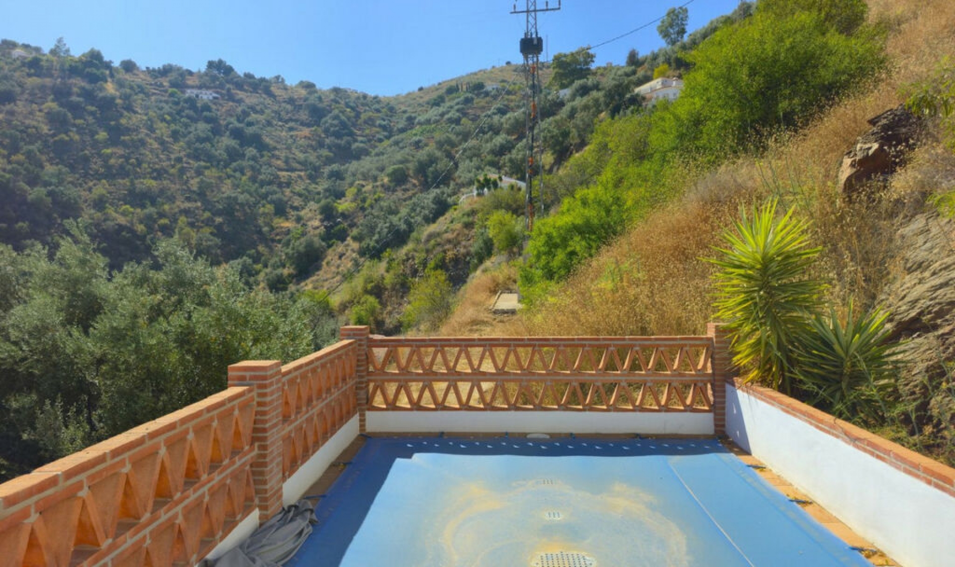 Resale - House -
Arenas