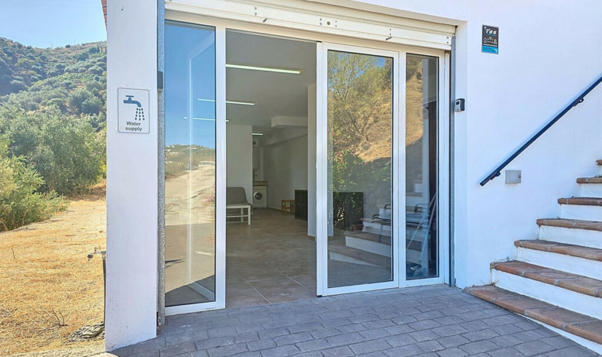 Resale - House -
Arenas