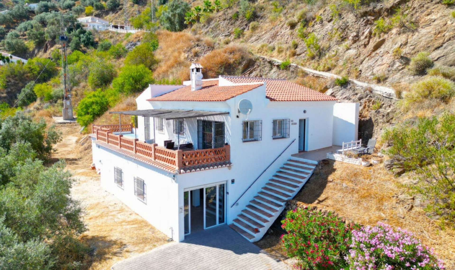 Resale - House -
Arenas