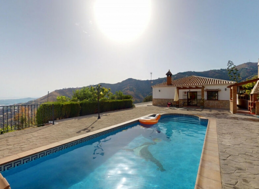Resale - House -
Arenas