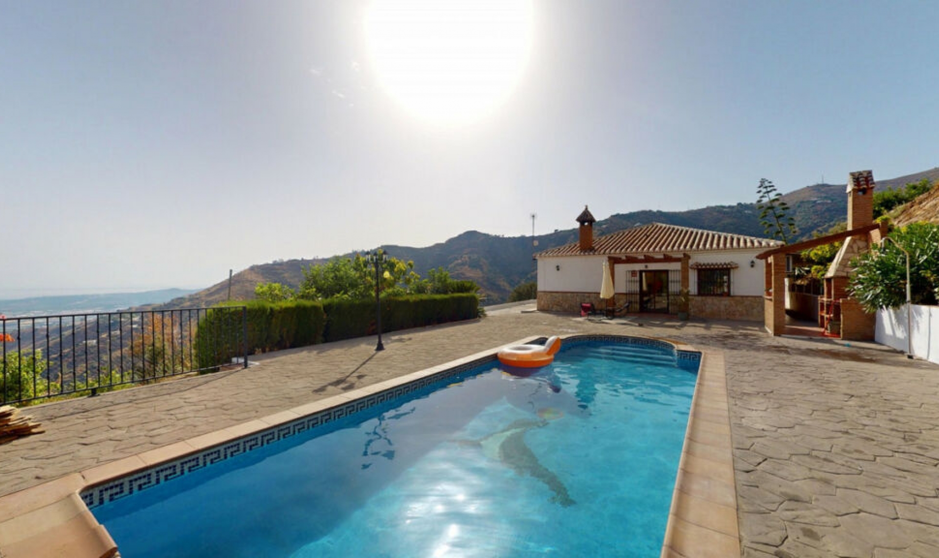Resale - House -
Arenas