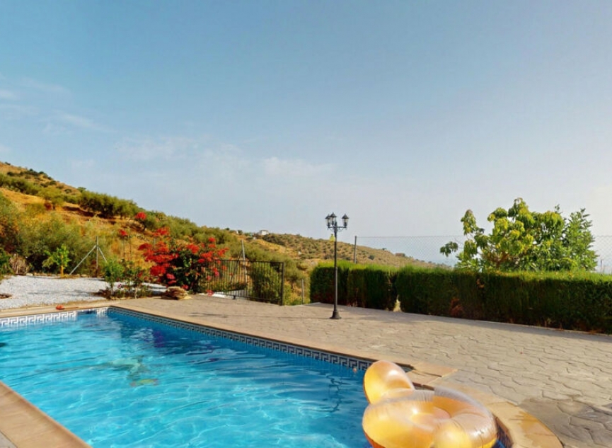 Resale - House -
Arenas