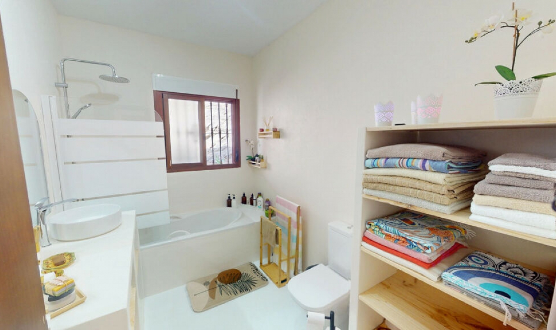 Resale - House -
Arenas