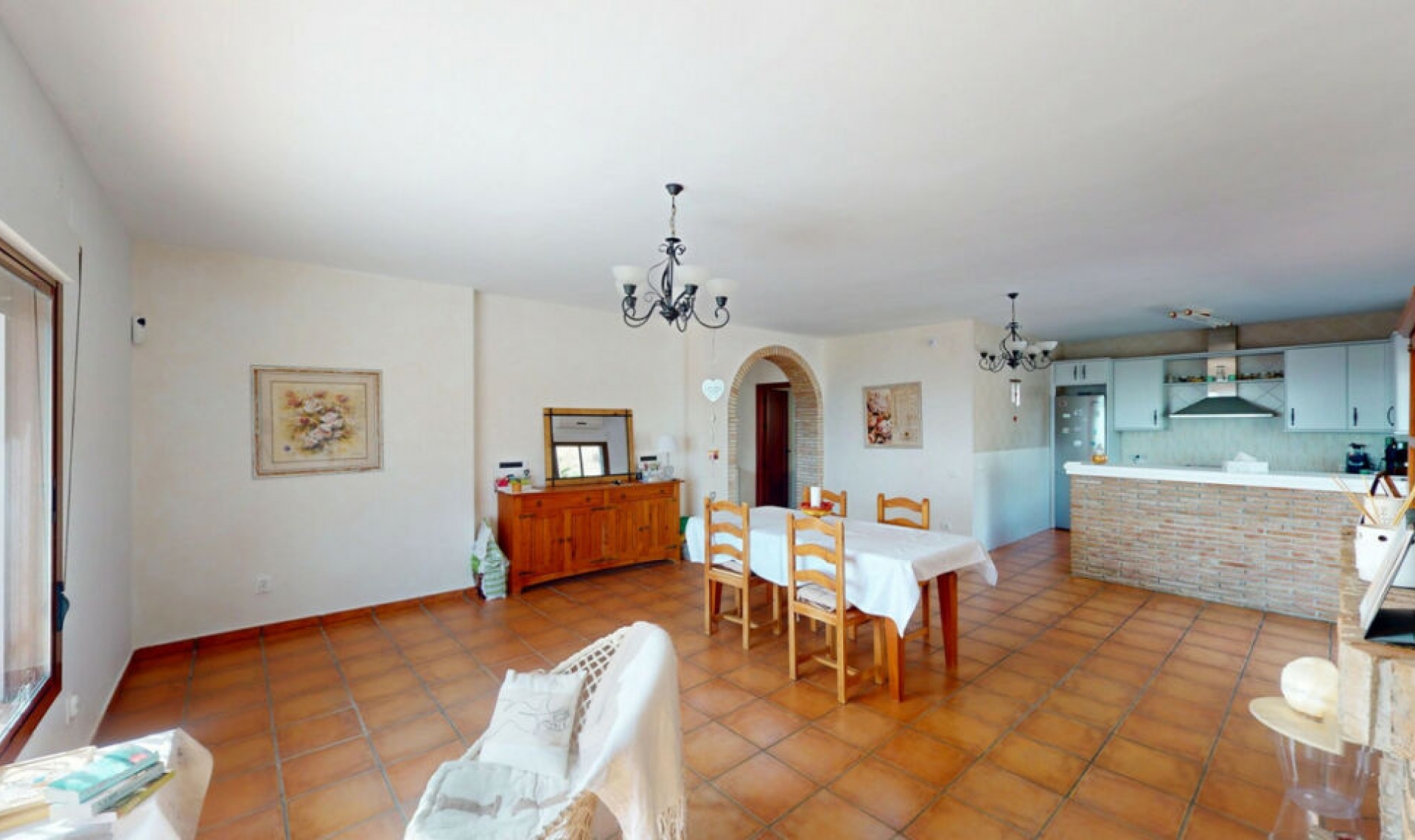 Resale - House -
Arenas
