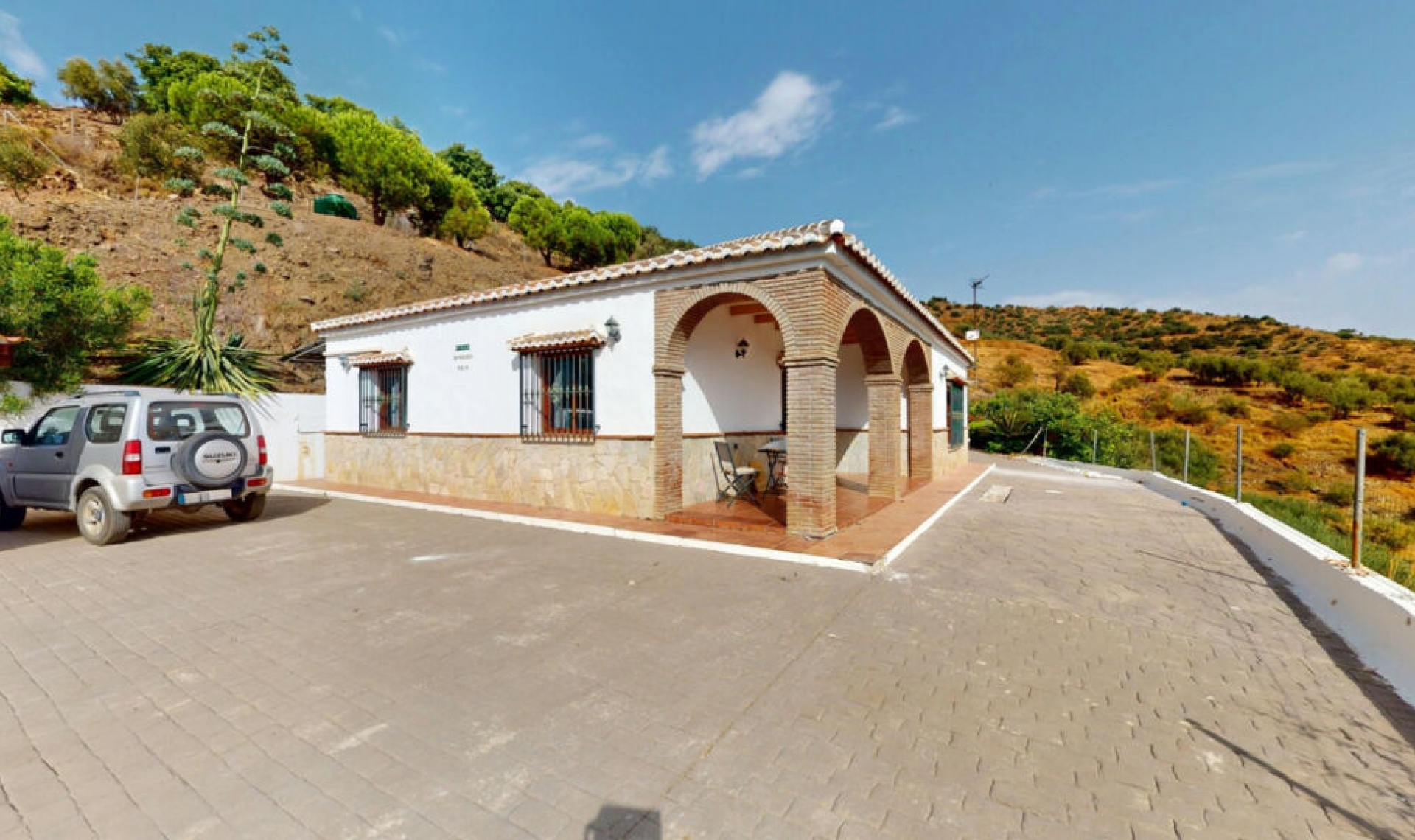 Resale - House -
Arenas