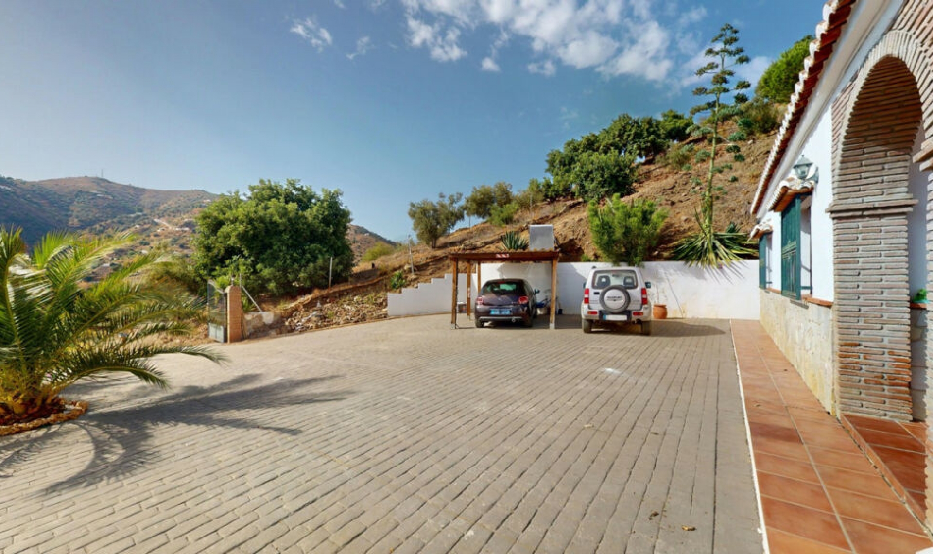 Resale - House -
Arenas