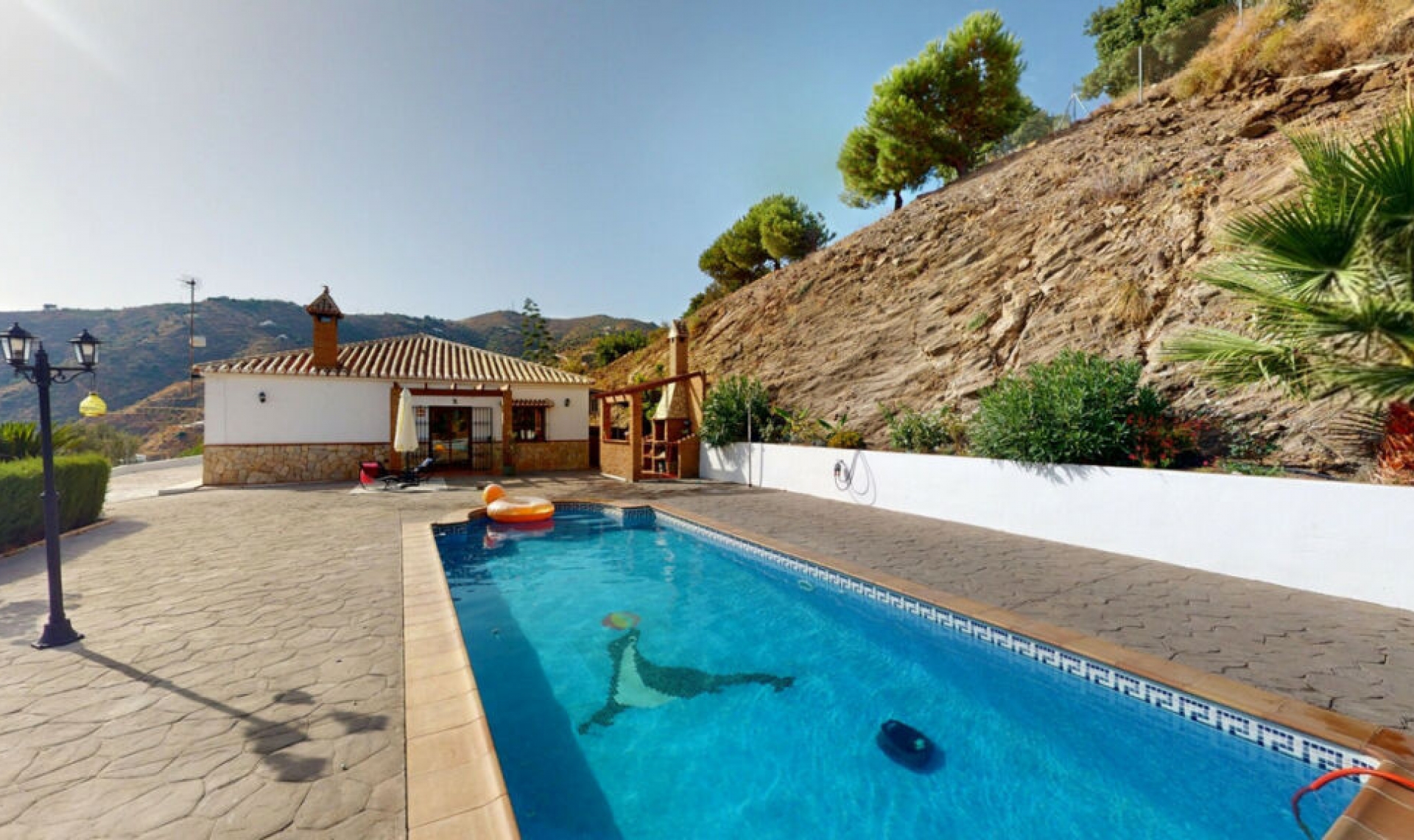 Resale - House -
Arenas