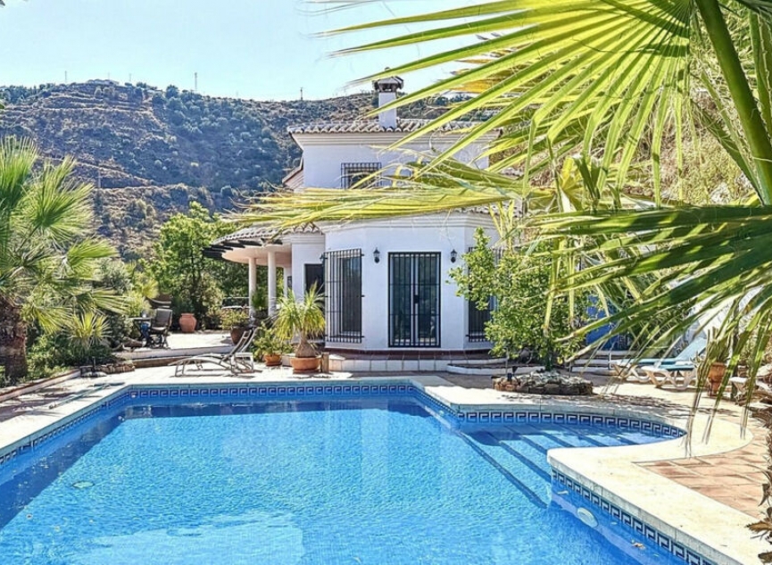 Resale - House -
Arenas