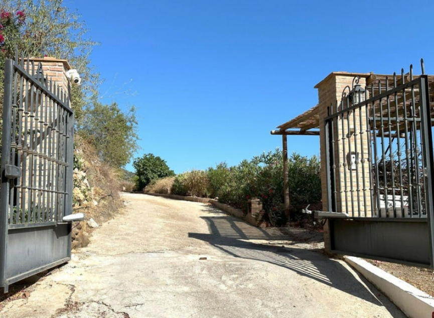 Resale - House -
Arenas