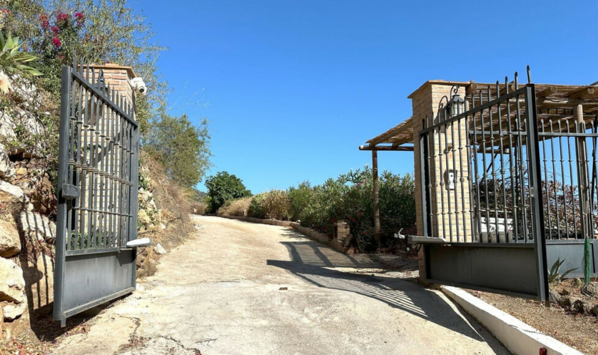 Resale - House -
Arenas