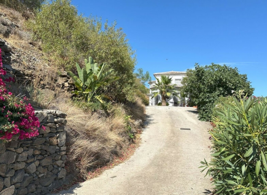 Resale - House -
Arenas