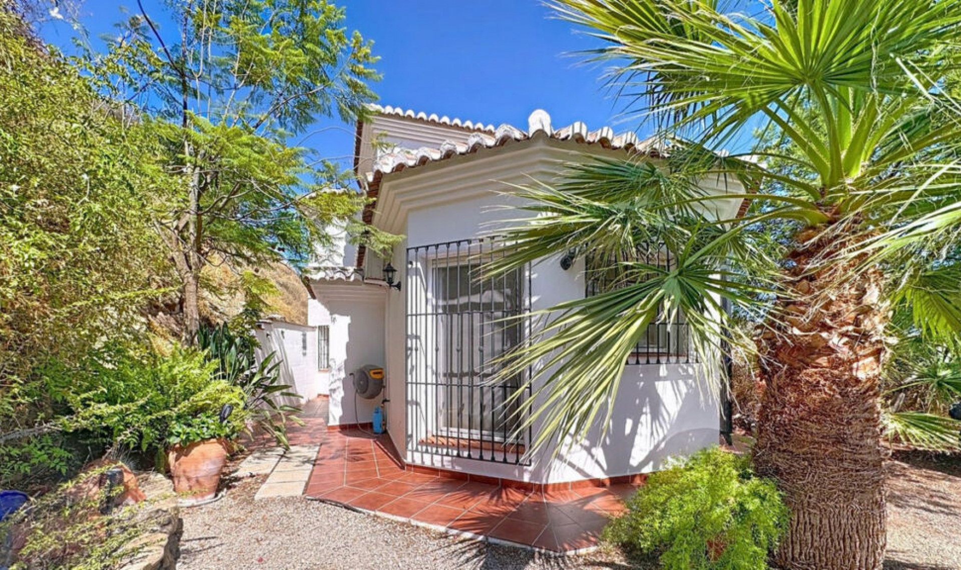 Resale - House -
Arenas