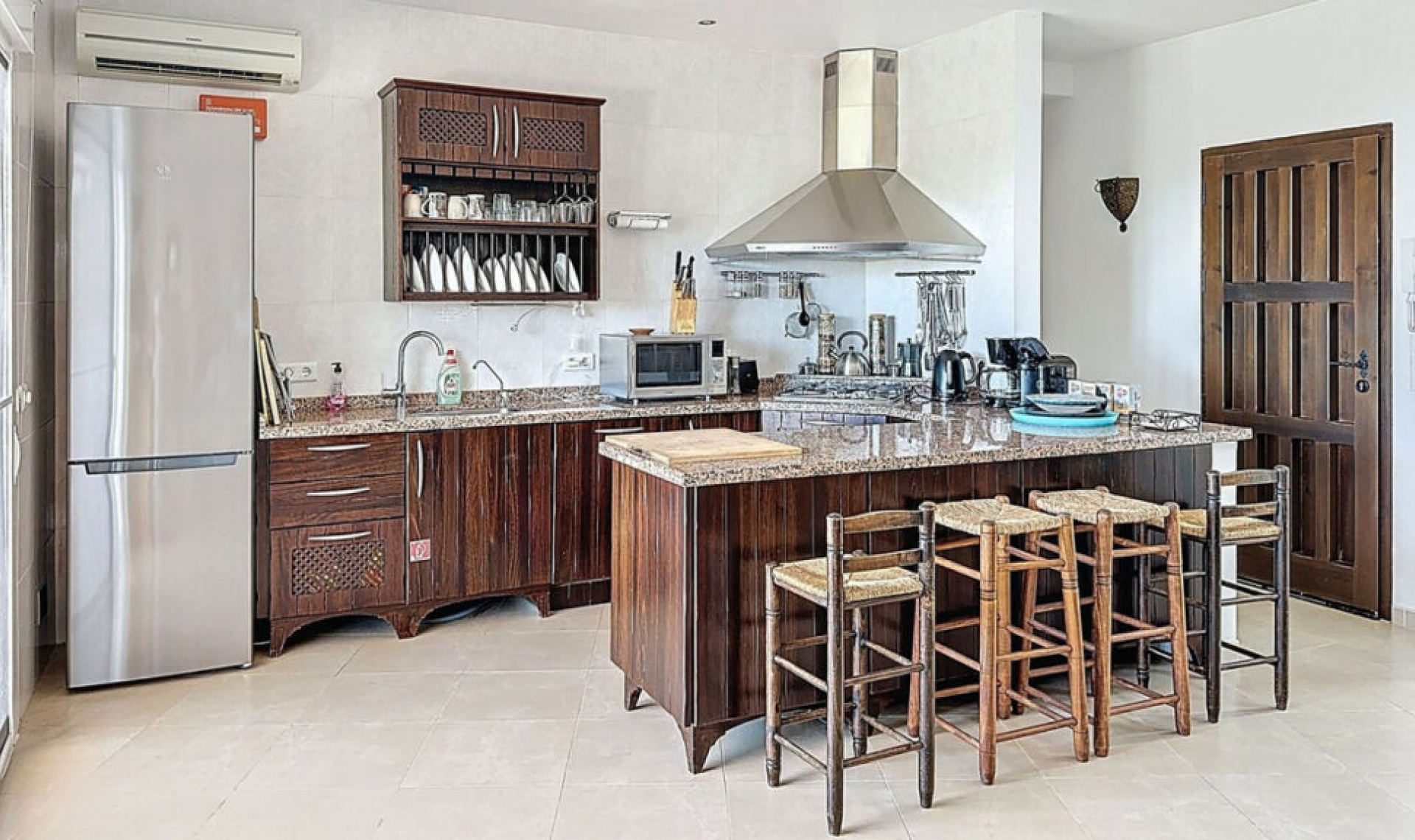 Resale - House -
Arenas