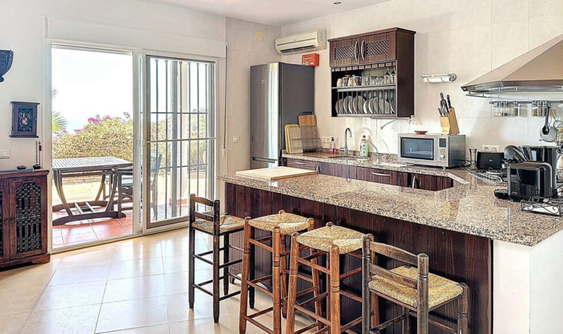 Resale - House -
Arenas